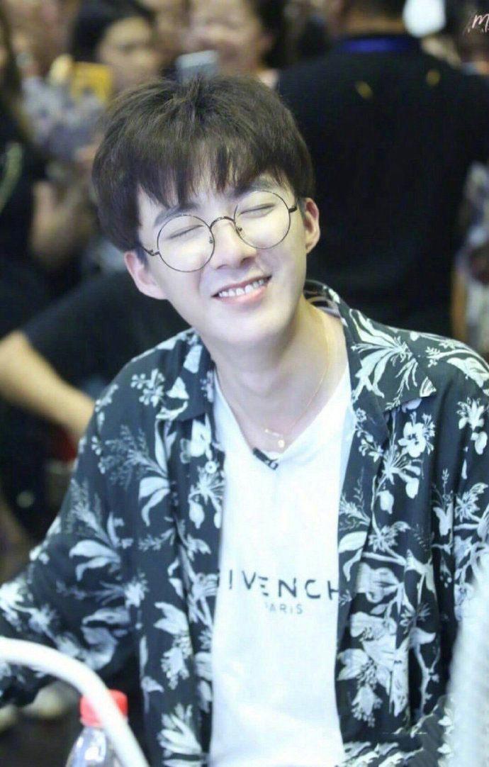 李现小巷深处的时尚探索，最新穿搭分享揭秘时尚秘密